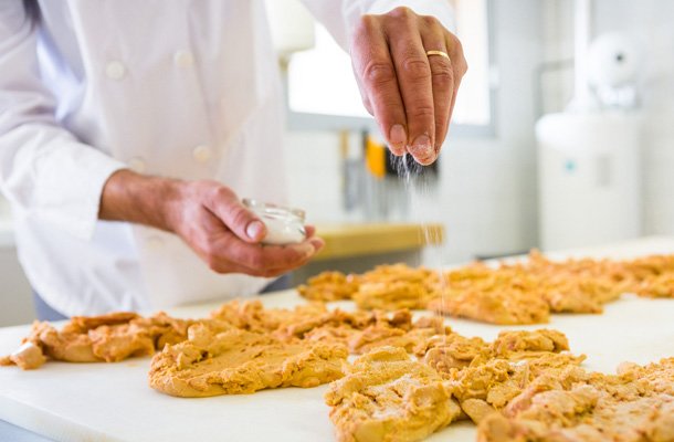 Préparation du foie gras par les artisans conserveurs