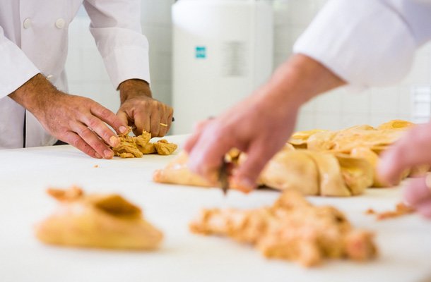 Préparation du foie gras des artisans conserveurs